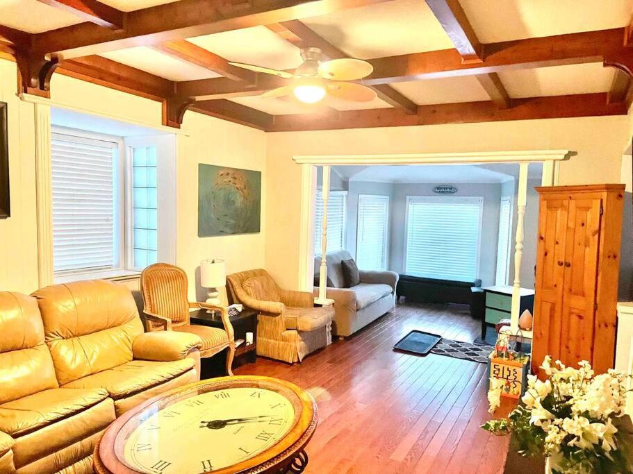 Swing Bridge Cottage on Lake Simcoe - Waterfront