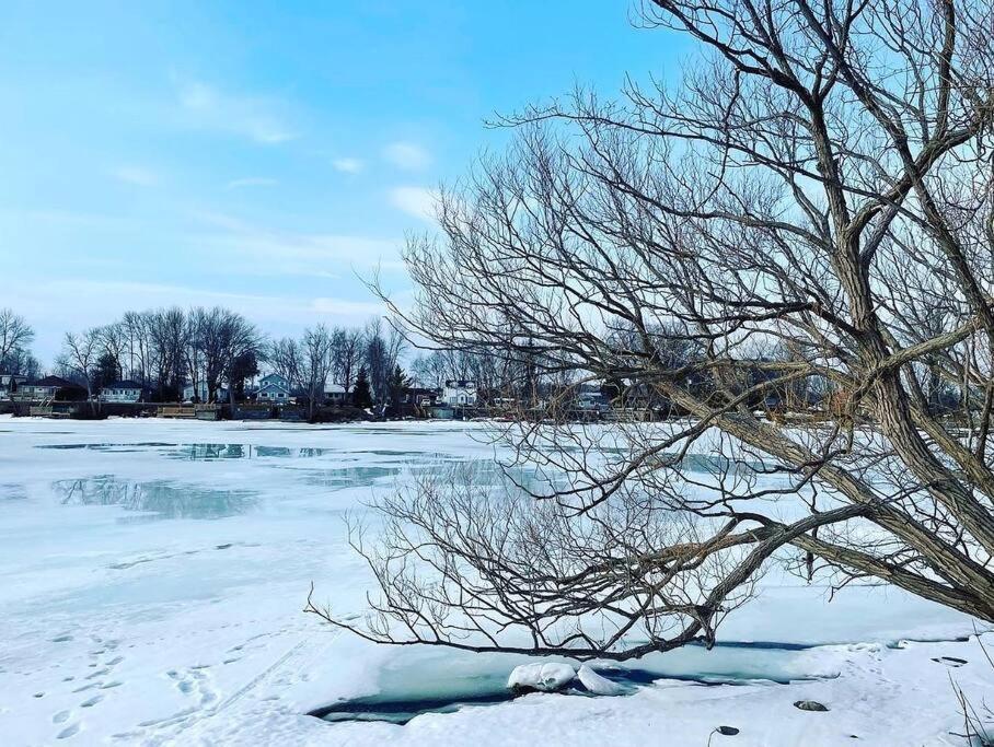 Swing Bridge Cottage on Lake Simcoe - Waterfront