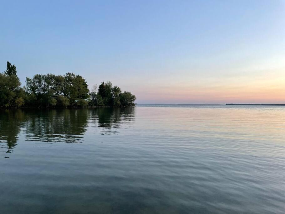 Swing Bridge Cottage on Lake Simcoe - Waterfront