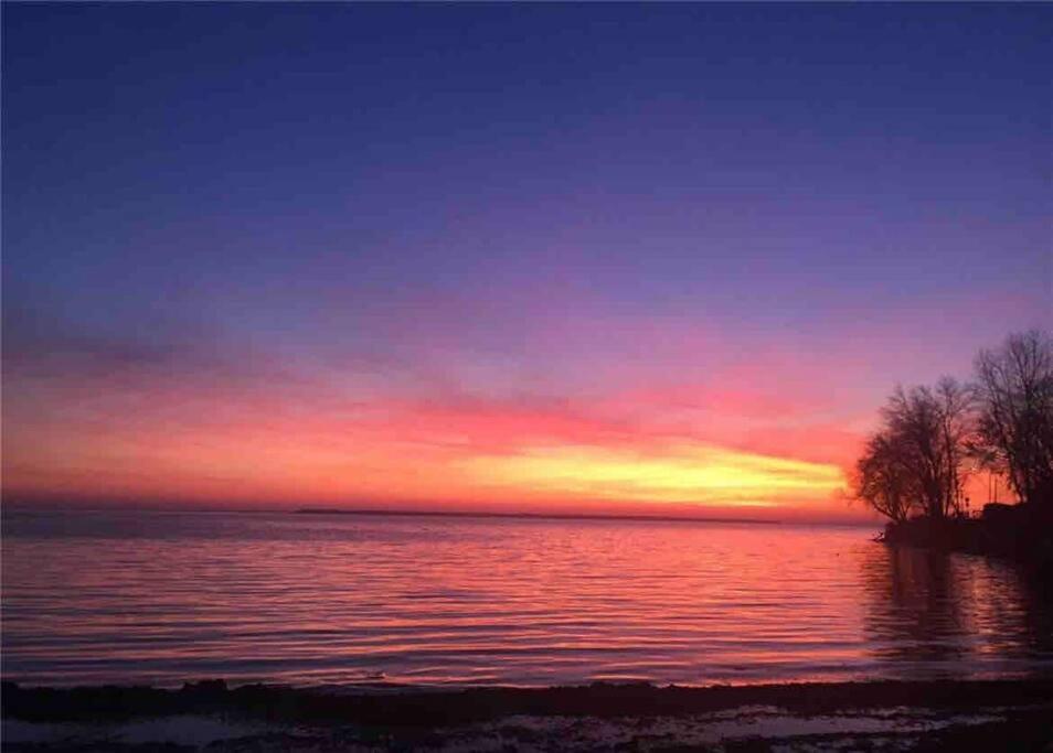 Swing Bridge Cottage on Lake Simcoe - Waterfront