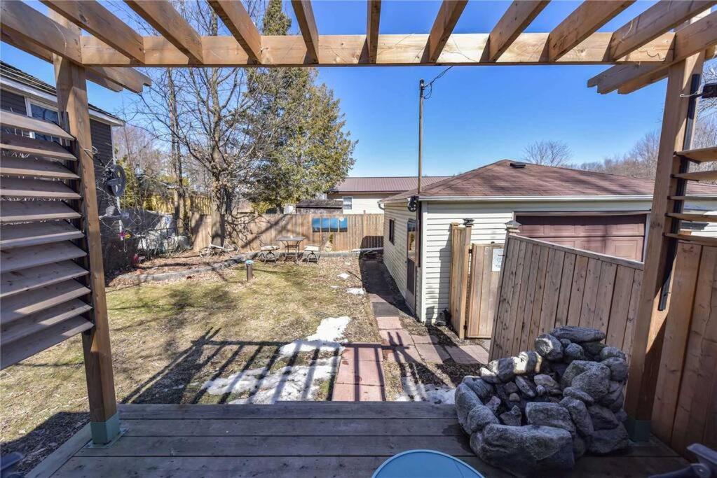 Swing Bridge Cottage on Lake Simcoe - Waterfront