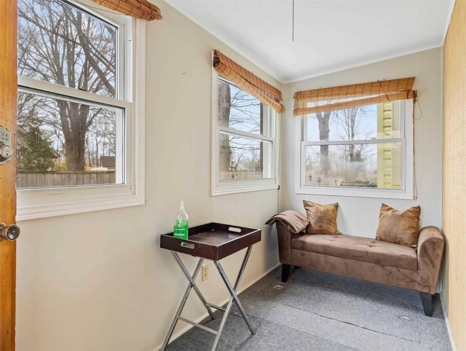 Swing Bridge Cottage on Lake Simcoe - Waterfront