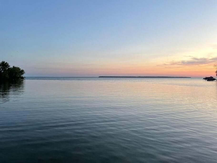 Swing Bridge Cottage on Lake Simcoe - Waterfront