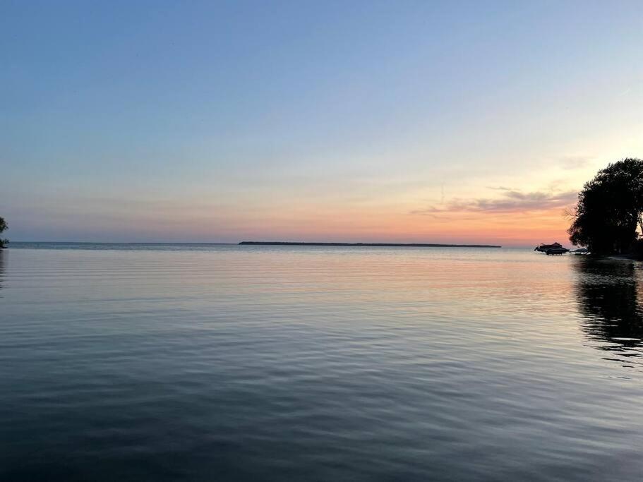 Swing Bridge Cottage on Lake Simcoe - Waterfront