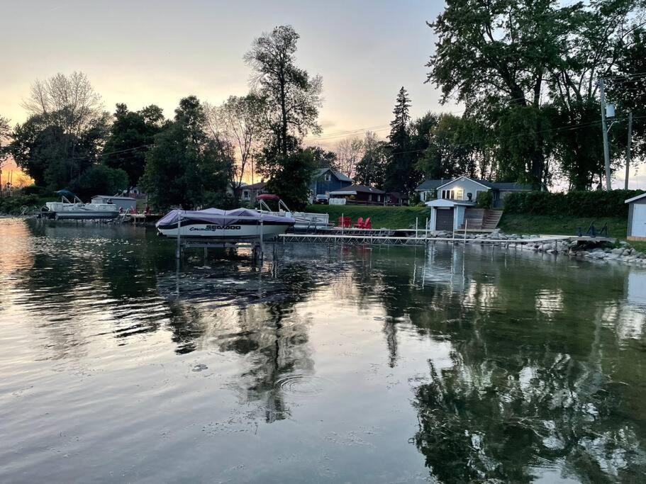 Swing Bridge Cottage on Lake Simcoe - Waterfront