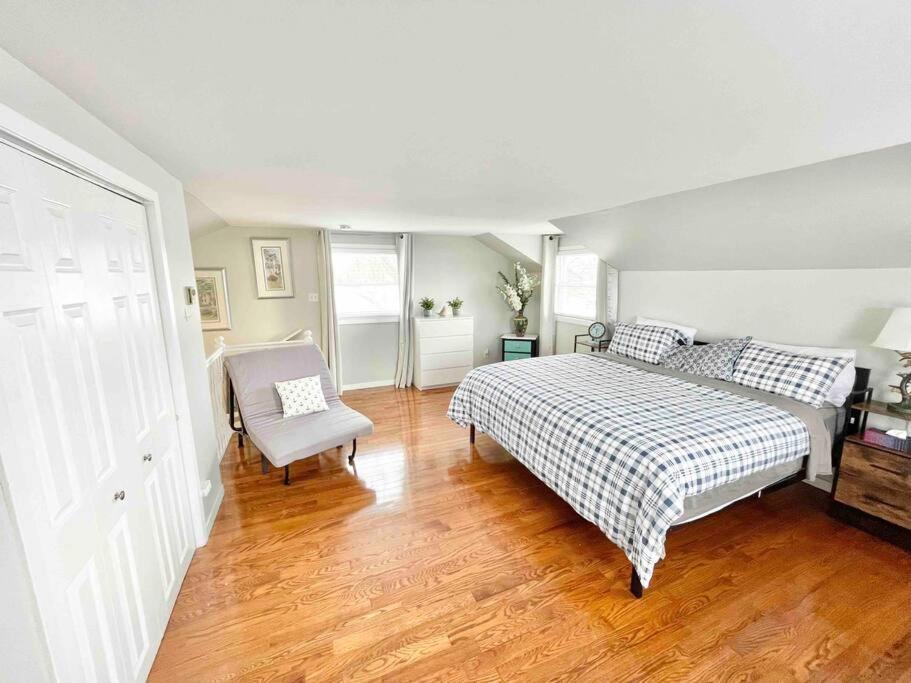 Swing Bridge Cottage on Lake Simcoe - Waterfront
