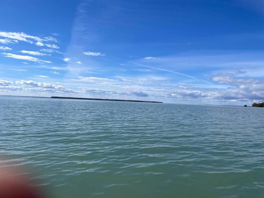Swing Bridge Cottage on Lake Simcoe - Waterfront