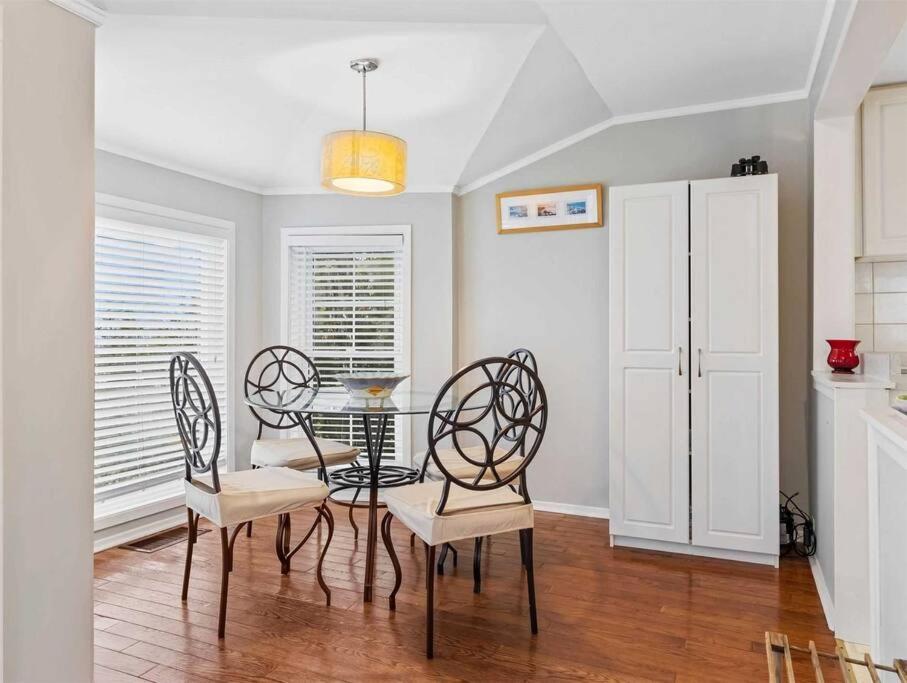 Swing Bridge Cottage on Lake Simcoe - Waterfront