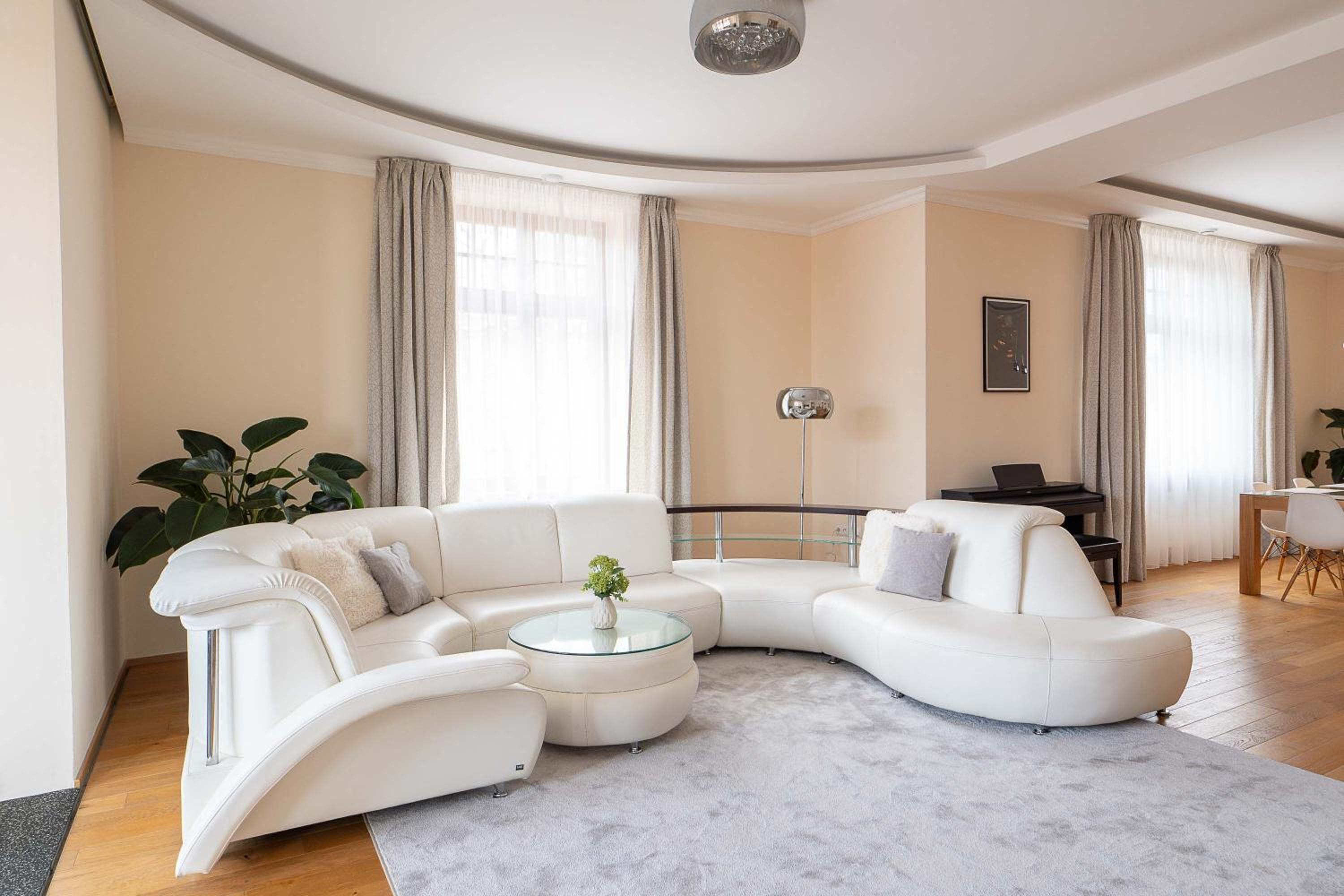 Executive 2-Bdrm central suite