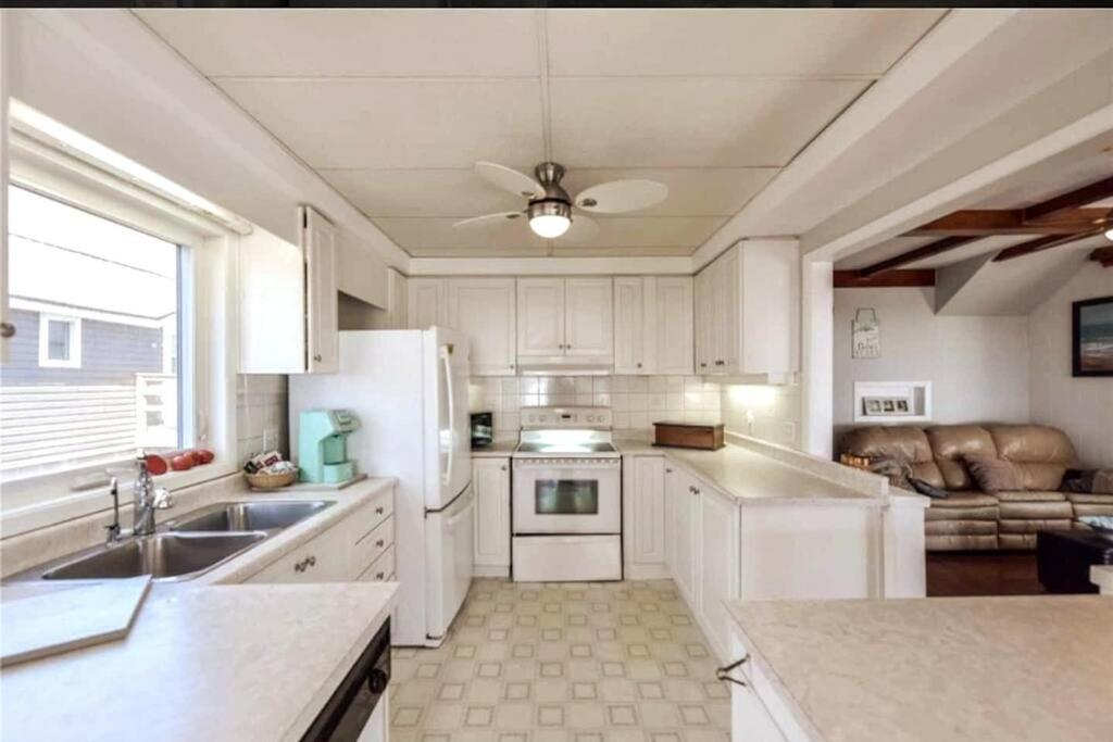 Swing Bridge Cottage on Lake Simcoe - Waterfront