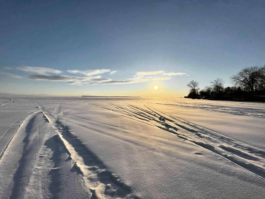 Swing Bridge Cottage on Lake Simcoe - Waterfront