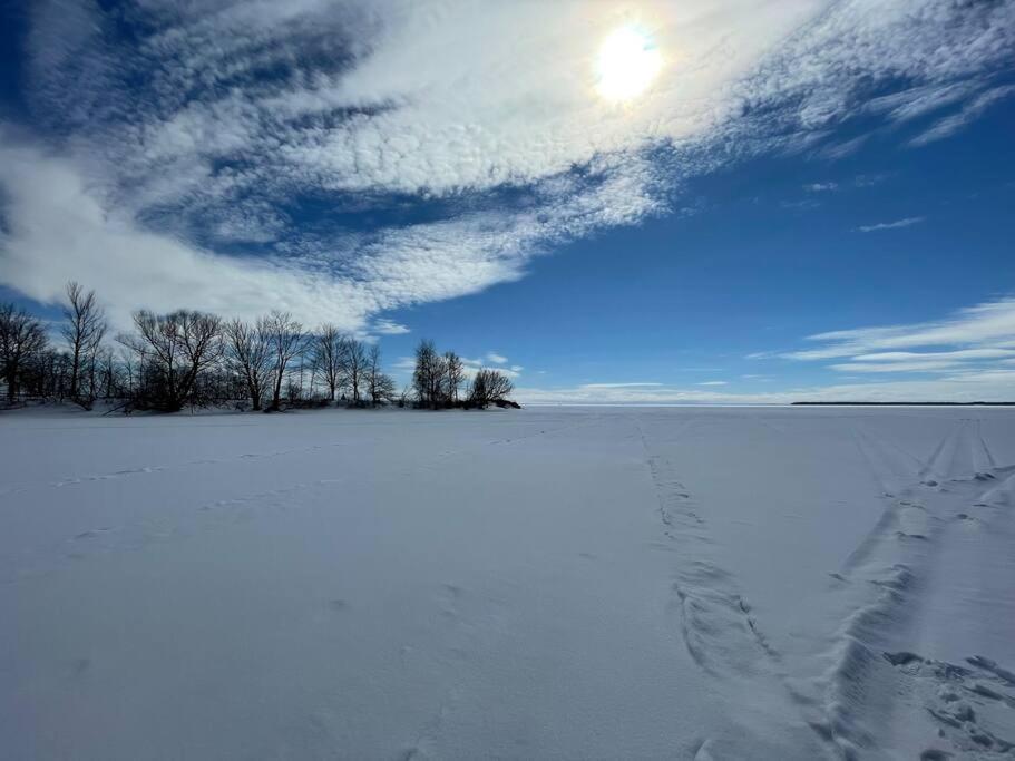 Swing Bridge Cottage on Lake Simcoe - Waterfront