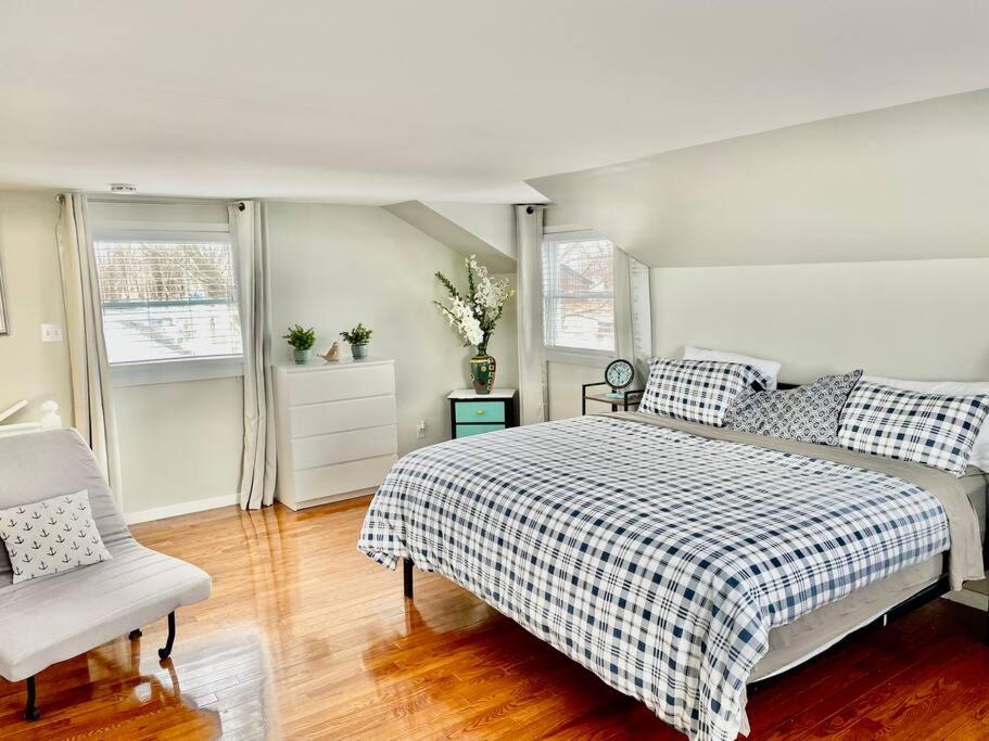 Swing Bridge Cottage on Lake Simcoe - Waterfront