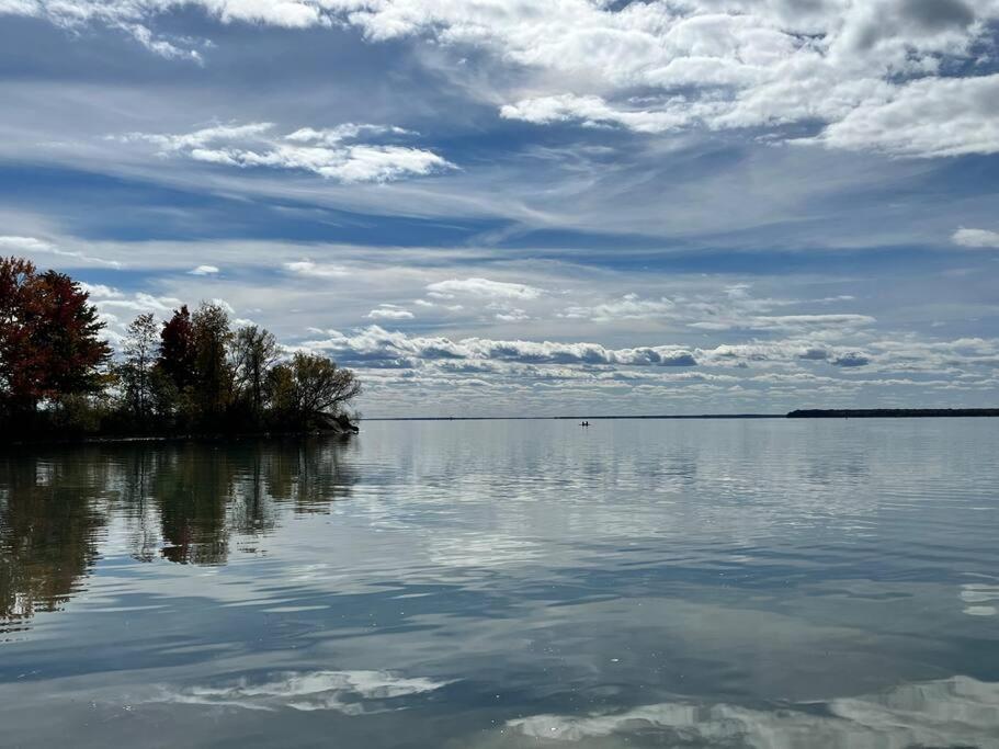 Swing Bridge Cottage on Lake Simcoe - Waterfront