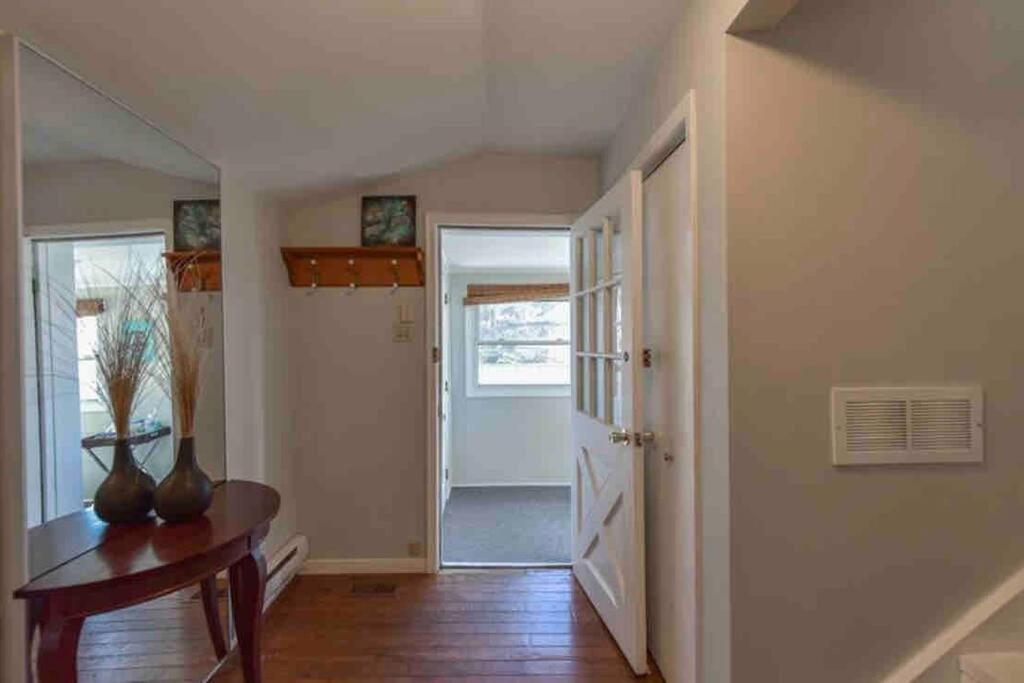 Swing Bridge Cottage on Lake Simcoe - Waterfront