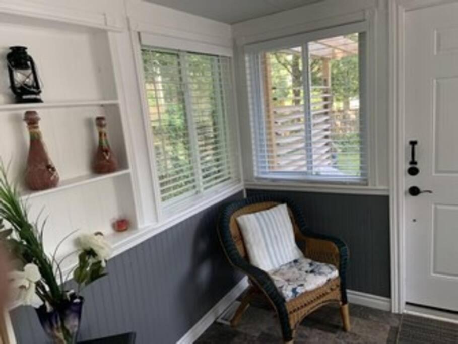 Swing Bridge Cottage on Lake Simcoe - Waterfront