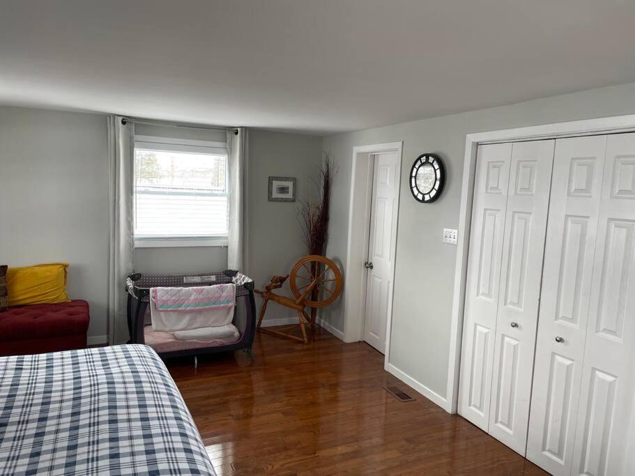Swing Bridge Cottage on Lake Simcoe - Waterfront