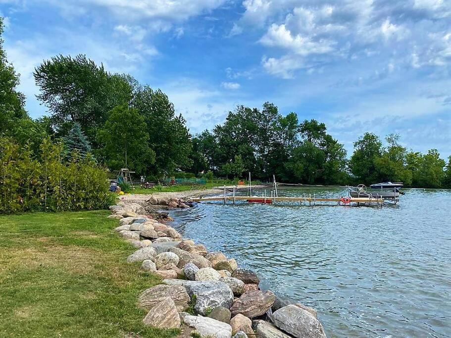 Swing Bridge Cottage on Lake Simcoe - Waterfront