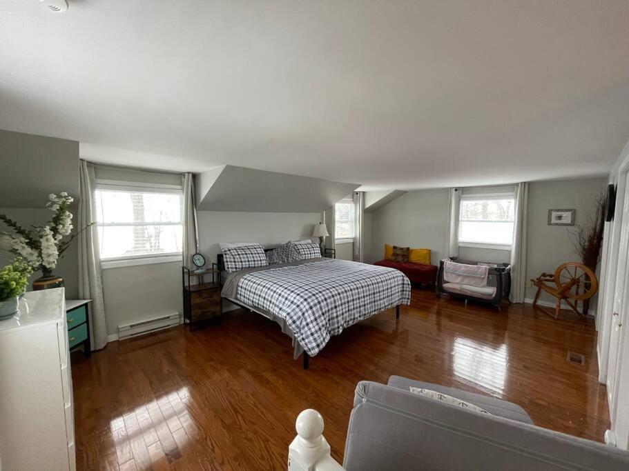 Swing Bridge Cottage on Lake Simcoe - Waterfront
