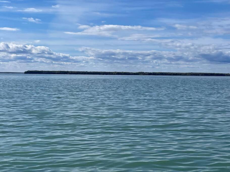 Swing Bridge Cottage on Lake Simcoe - Waterfront