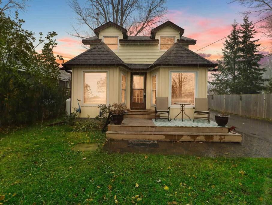 Swing Bridge Cottage on Lake Simcoe - Waterfront