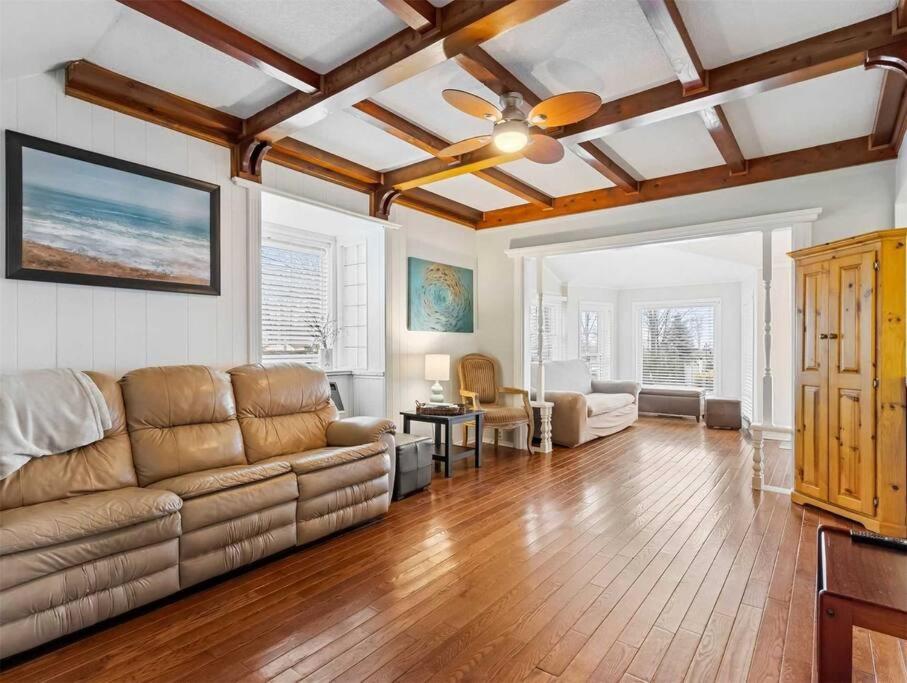 Swing Bridge Cottage on Lake Simcoe - Waterfront
