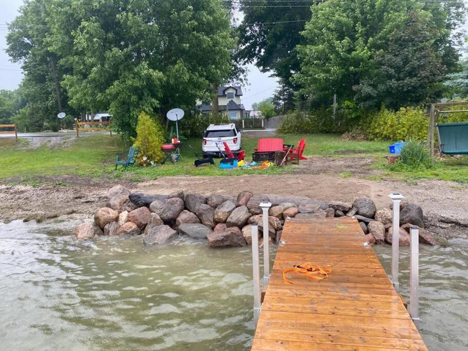 Swing Bridge Cottage on Lake Simcoe - Waterfront