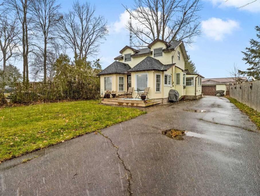 Swing Bridge Cottage on Lake Simcoe - Waterfront