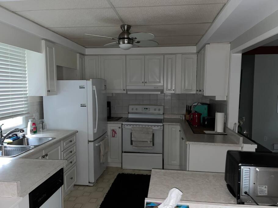 Swing Bridge Cottage on Lake Simcoe - Waterfront