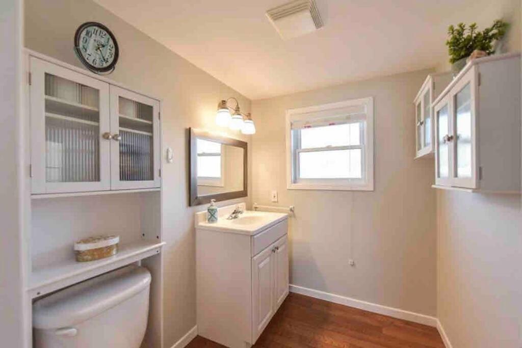 Swing Bridge Cottage on Lake Simcoe - Waterfront