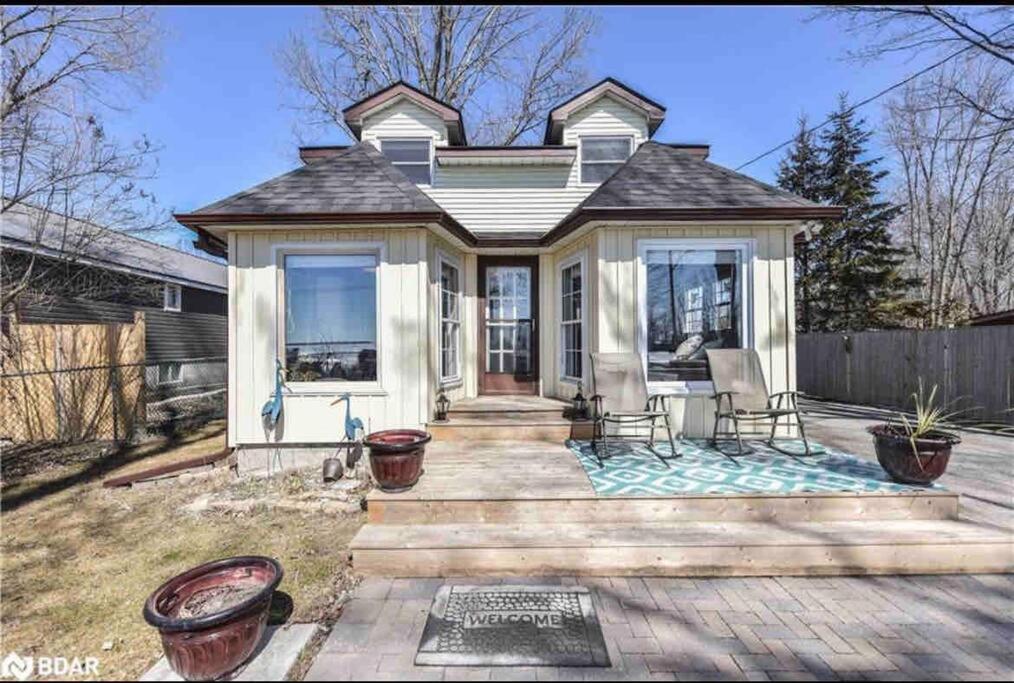 Swing Bridge Cottage on Lake Simcoe - Waterfront