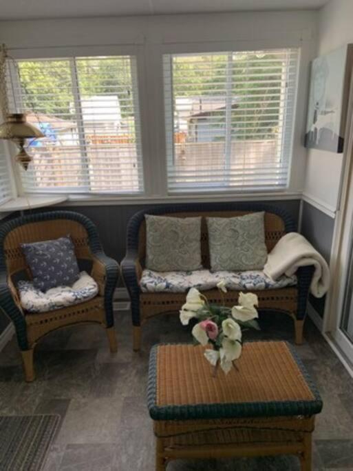 Swing Bridge Cottage on Lake Simcoe - Waterfront