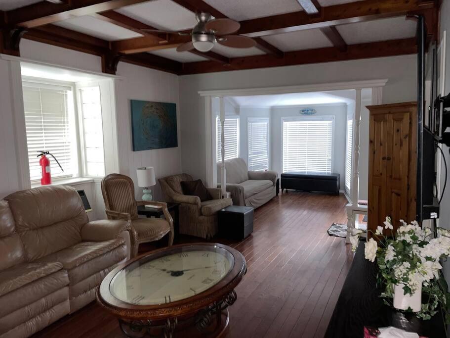 Swing Bridge Cottage on Lake Simcoe - Waterfront