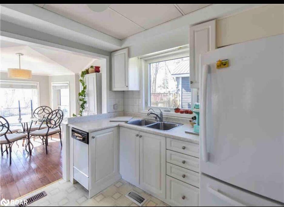 Swing Bridge Cottage on Lake Simcoe - Waterfront