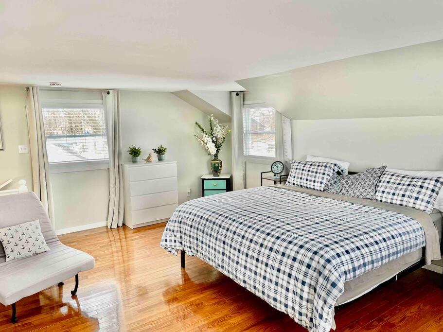 Swing Bridge Cottage on Lake Simcoe - Waterfront