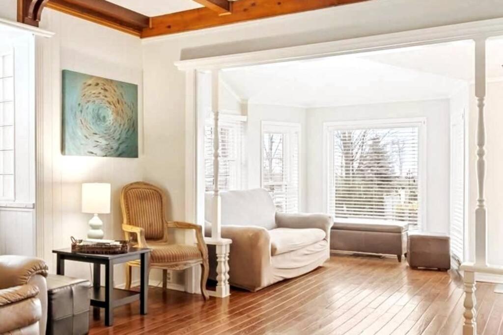 Swing Bridge Cottage on Lake Simcoe - Waterfront