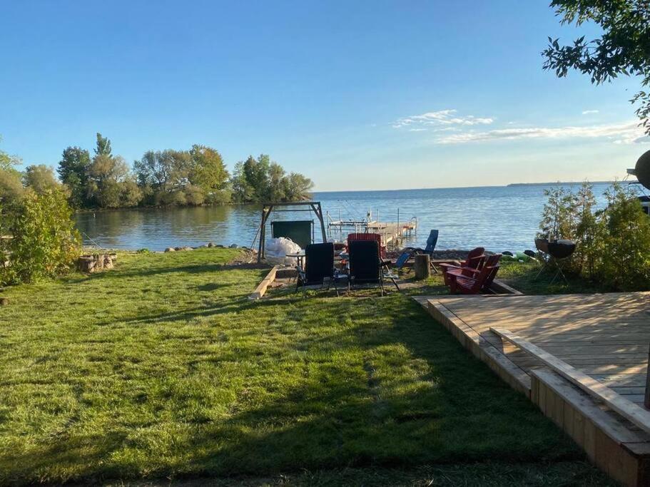 Swing Bridge Cottage on Lake Simcoe - Waterfront