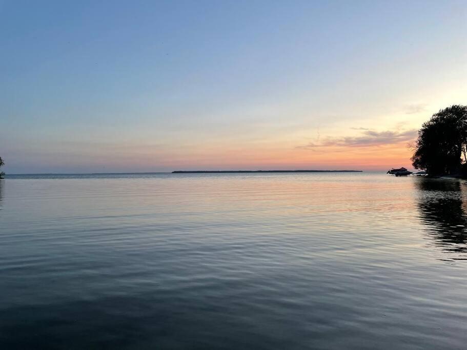 Swing Bridge Cottage on Lake Simcoe - Waterfront