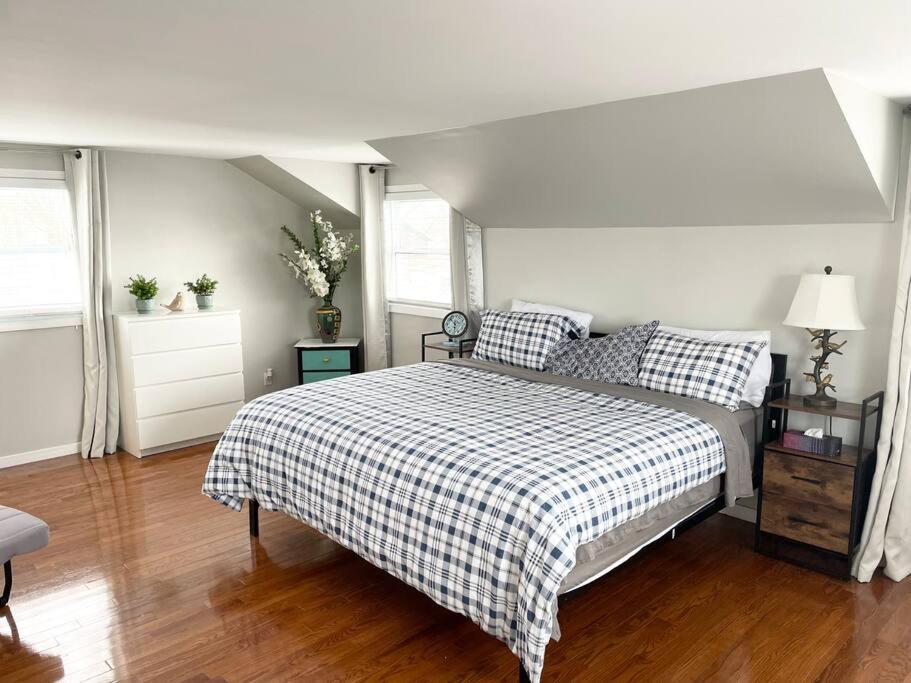 Swing Bridge Cottage on Lake Simcoe - Waterfront
