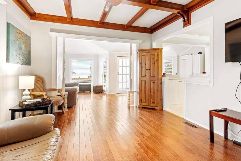 Swing Bridge Cottage on Lake Simcoe - Waterfront