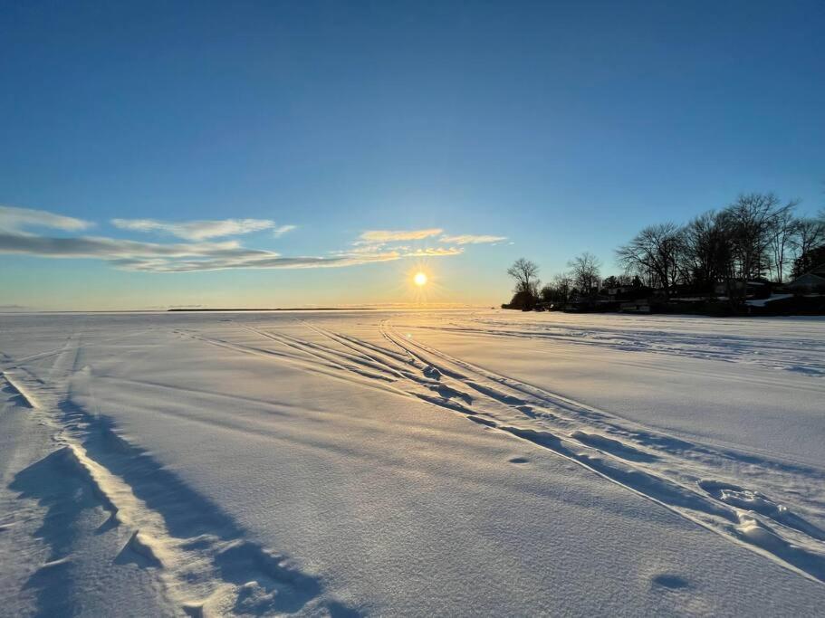 Swing Bridge Cottage on Lake Simcoe - Waterfront
