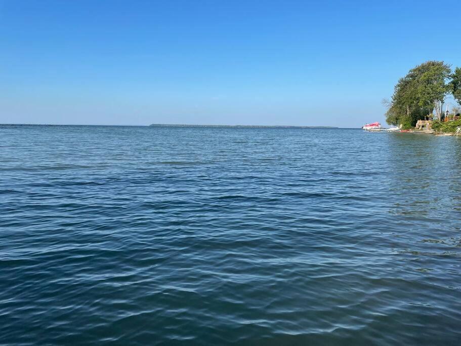 Swing Bridge Cottage on Lake Simcoe - Waterfront