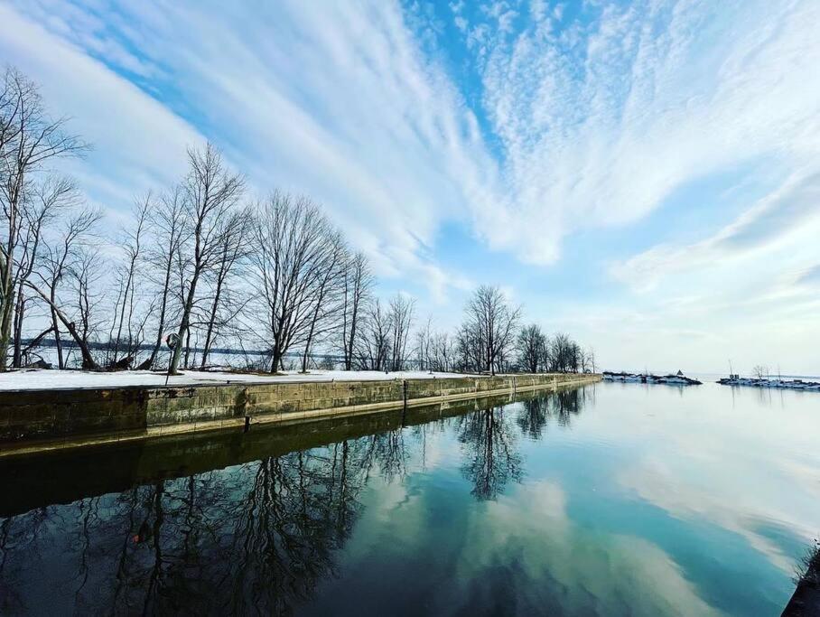 Swing Bridge Cottage on Lake Simcoe - Waterfront