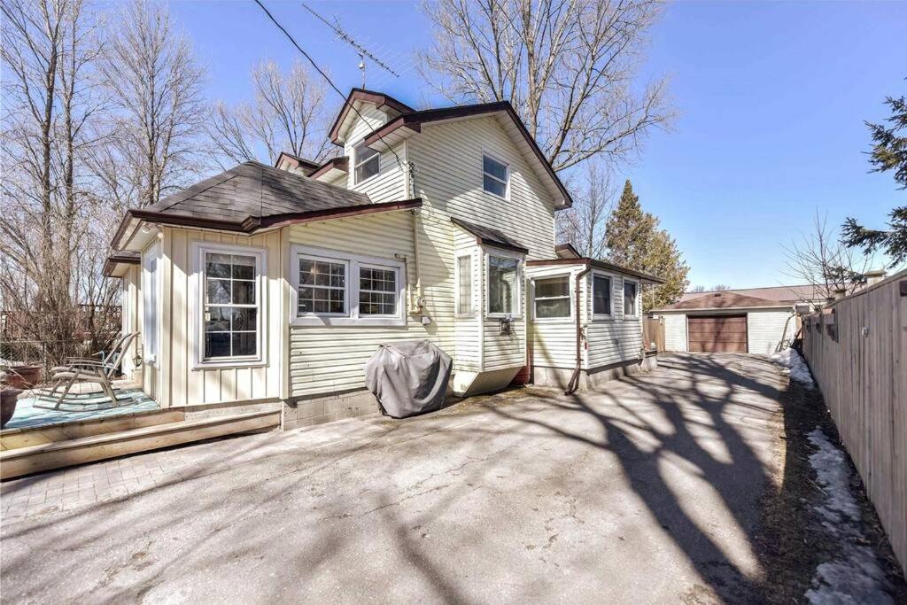 Swing Bridge Cottage on Lake Simcoe - Waterfront