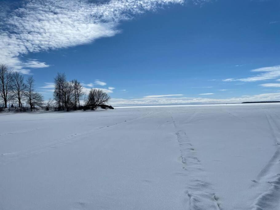 Swing Bridge Cottage on Lake Simcoe - Waterfront