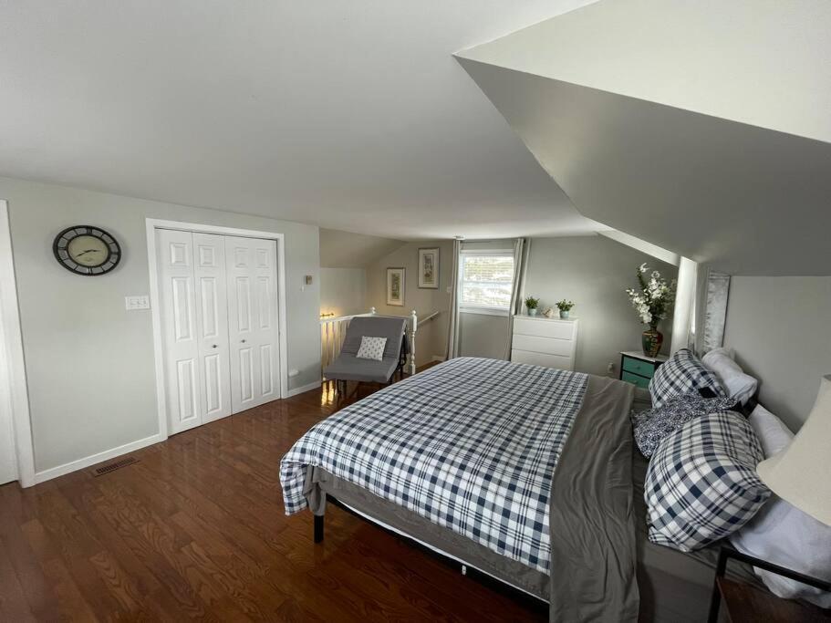 Swing Bridge Cottage on Lake Simcoe - Waterfront