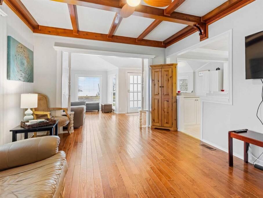Swing Bridge Cottage on Lake Simcoe - Waterfront