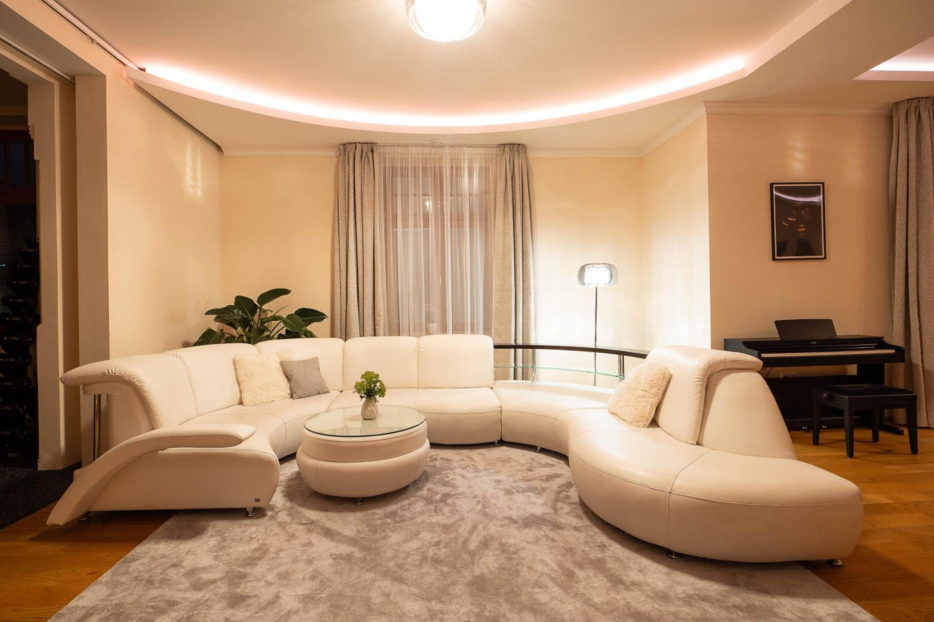Executive 2-Bdrm central suite