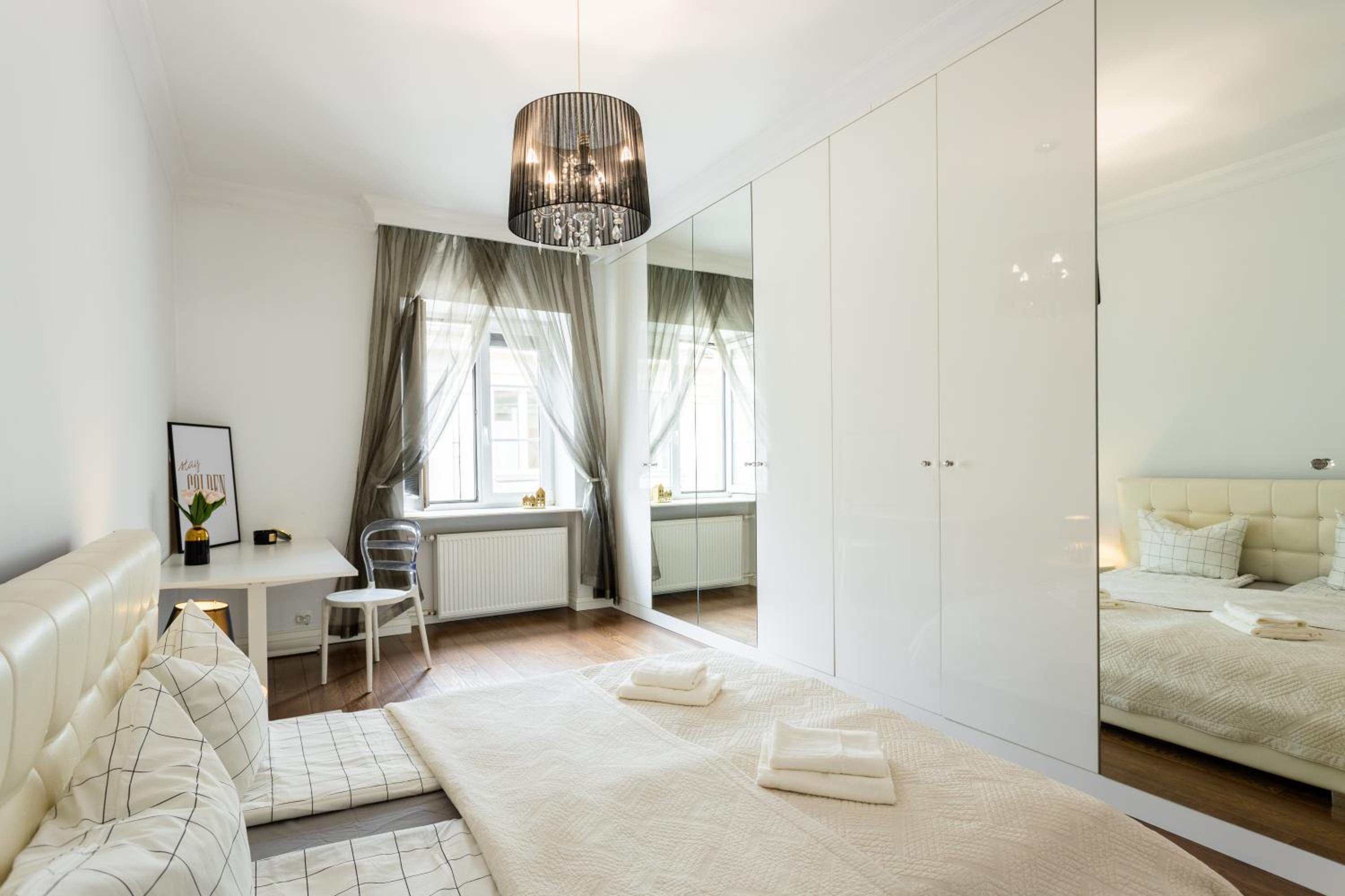 Golden Apartments Warsaw - Elegant Stay, Podwale Street