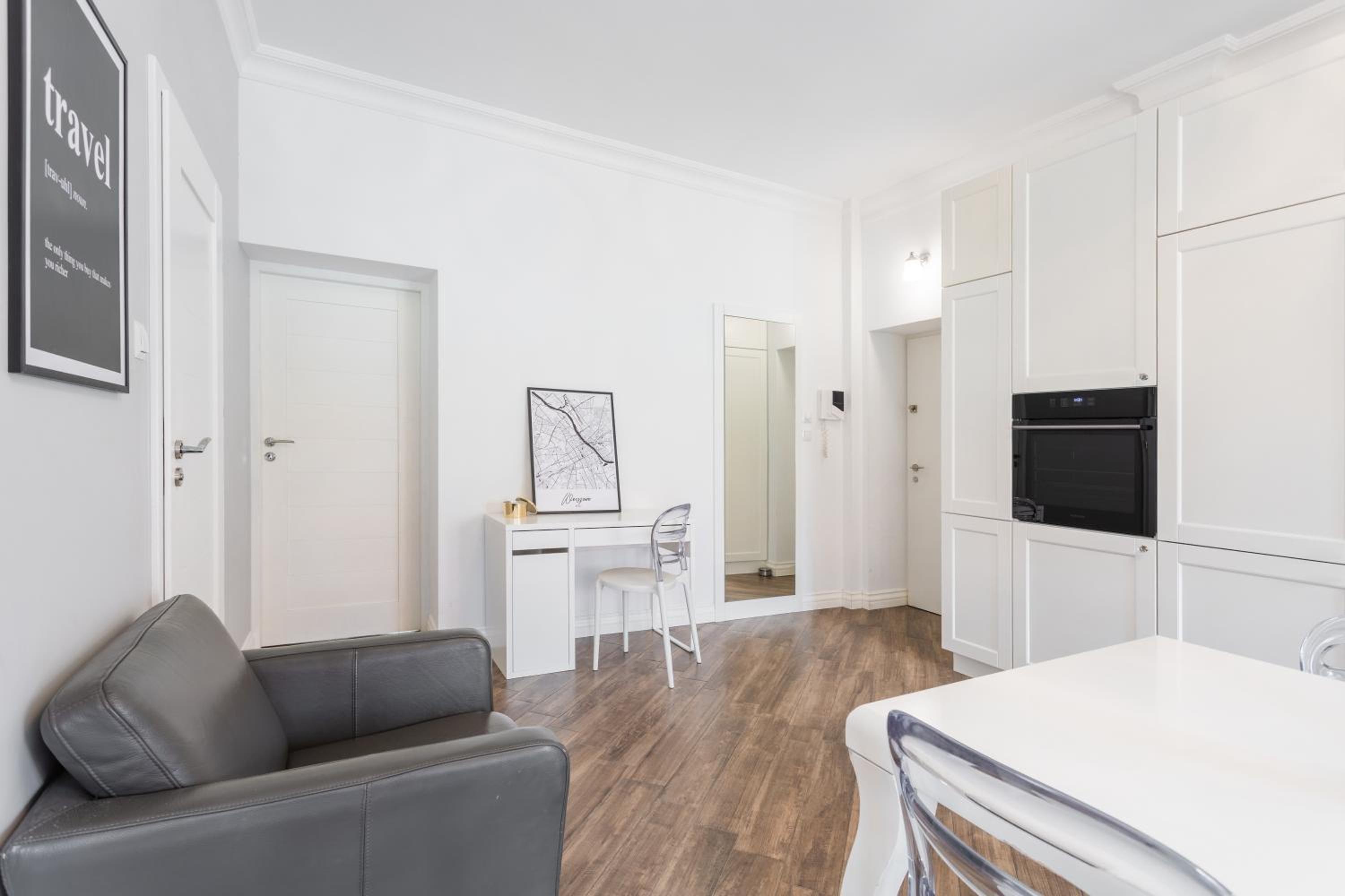 Golden Apartments Warsaw - Elegant Stay, Podwale Street